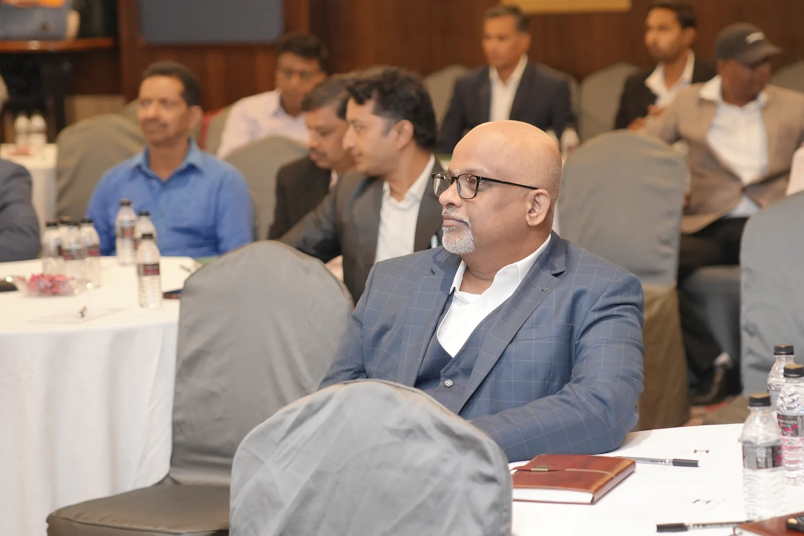 An attendee listening during the INFINPRO Leadership Summit